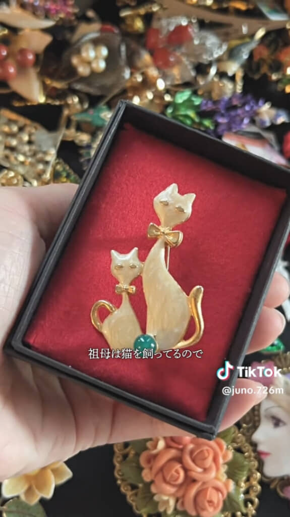 仲良し家族なデザインがすてきなネコのブローチ