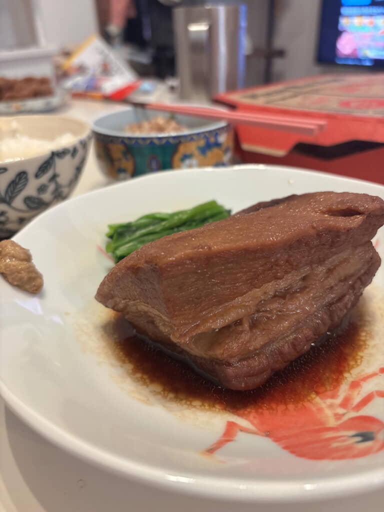 夫で……作った角煮!?