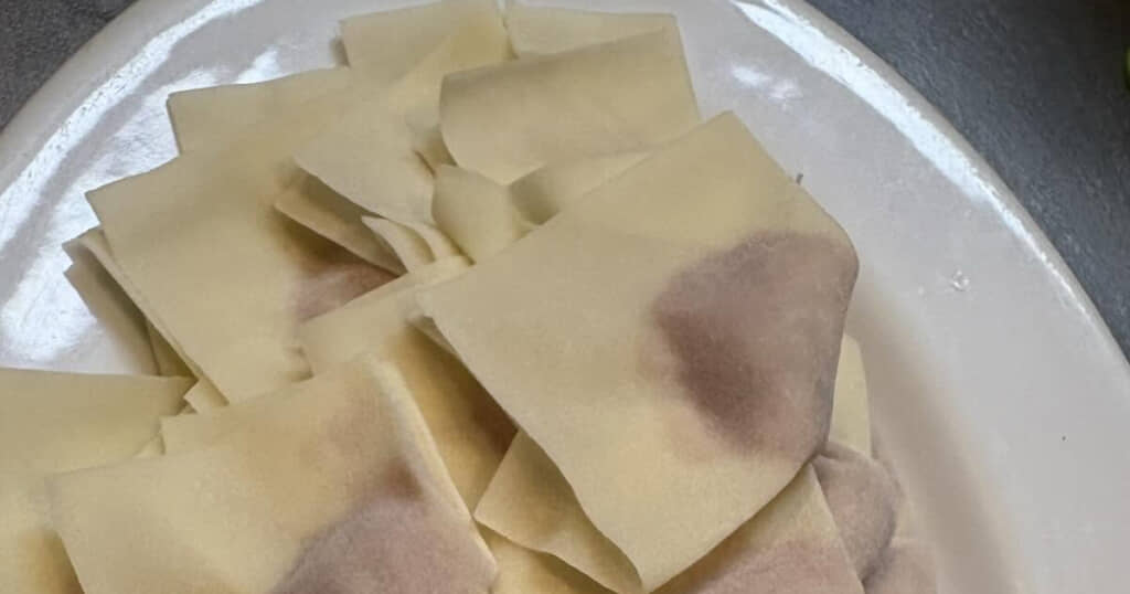 きれいに包んだワンタンの山。皮もタネも過不足なく……？