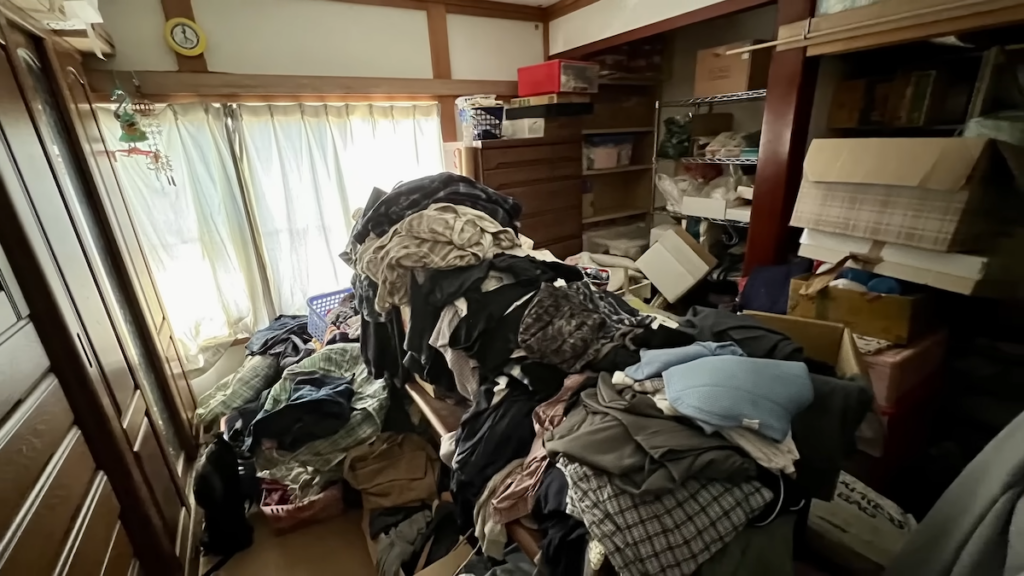 不用品であふれ返った実家の中