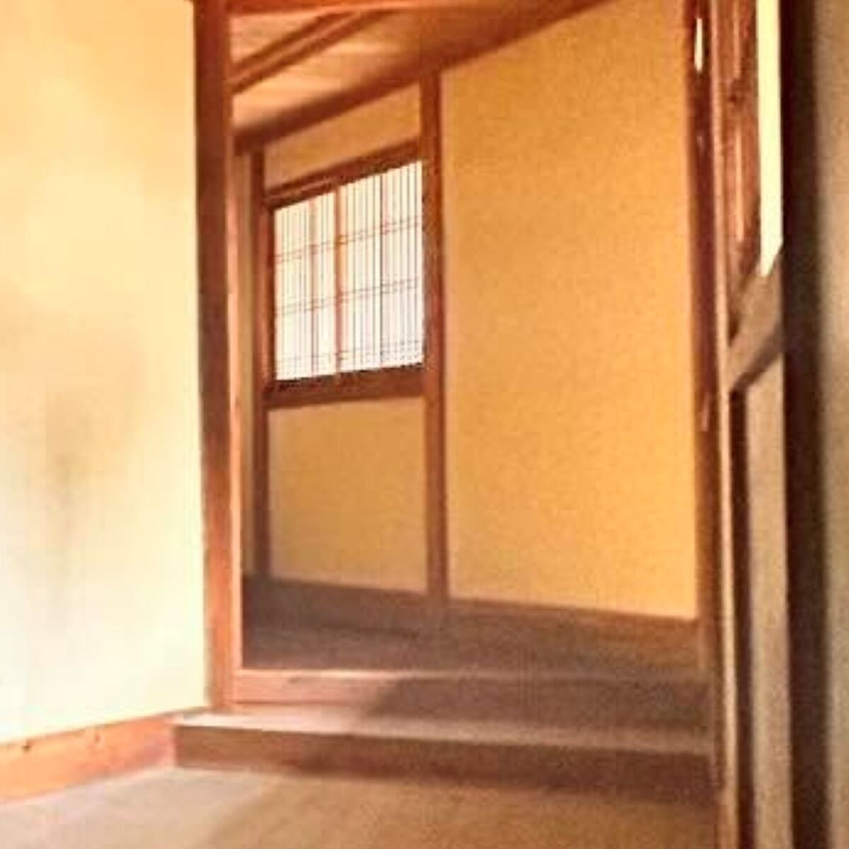 築300年の古民家を購入した夫婦→廊下に出てみると……衝撃の光景に「もはや城ですやん」「廊下にみんなで住めますね」 | 住まい ねとらぼ