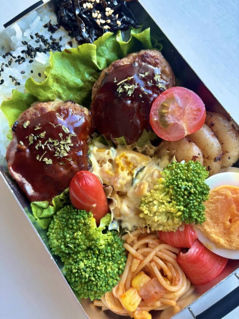 おかずたっぷりの彩り弁当