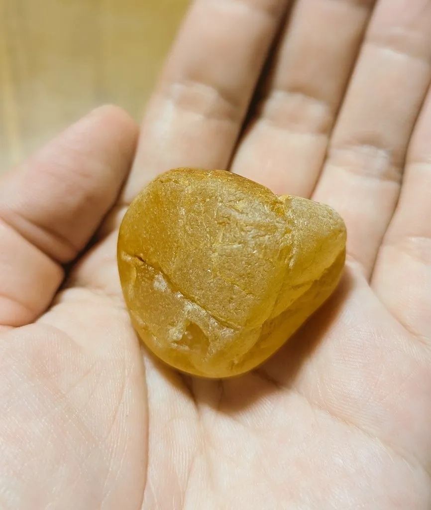 黄色くてグミのような見た目のカーネリアン