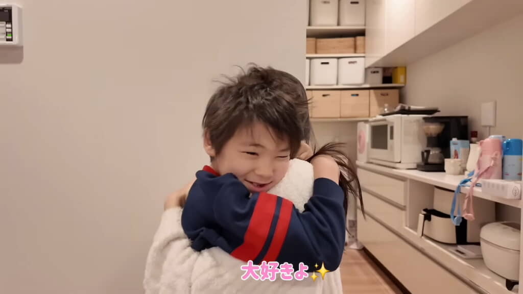 ルークくんを熱烈ハグするママ