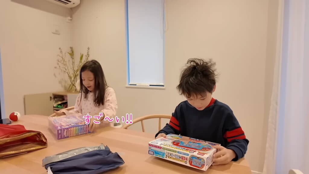 プレゼントに喜ぶ2人