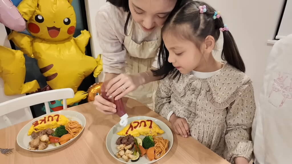 オムライスにケチャップで名前を書くエリーさん