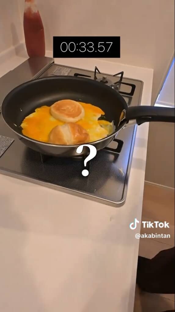 卵の上にパンを置きます