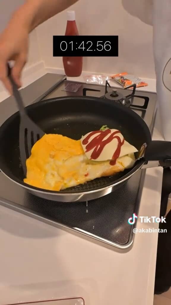 具を乗せて2つを合わせると……