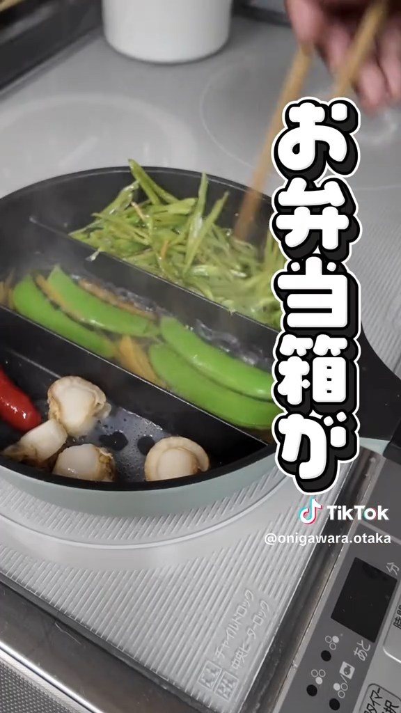 仕切り付きのパンで、手際良くお弁当のおかずを作るお母さん