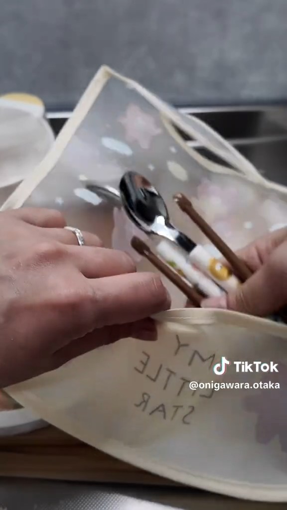 食べこぼし受けのポケットをカトラリーケース代わりに使うアイデア