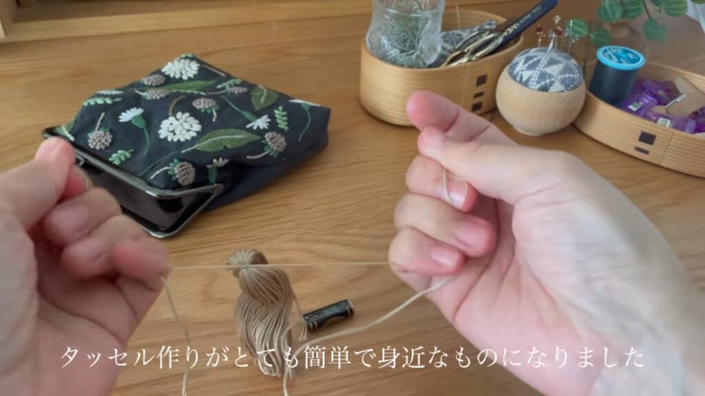 刺しゅう糸の束を結んで
