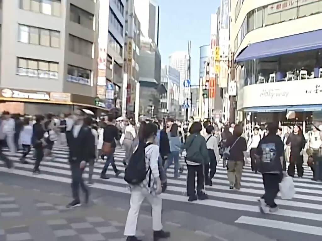 町を行く人々も90年代の人たちのよう（動画提供：koto_chan／@koto_chanさん）
