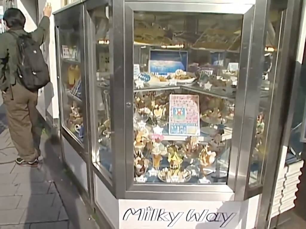 こちらは「パフェテラス ミルキーウェイ」。これが2026年とは思えない……（動画提供：koto_chan／@koto_chanさん）