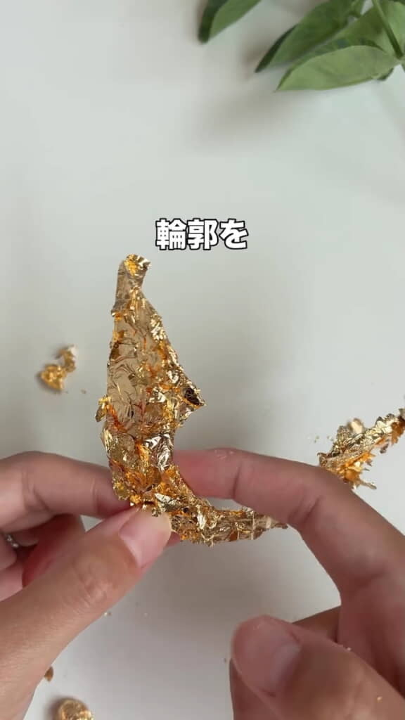 ツノに金粉を貼り付ける