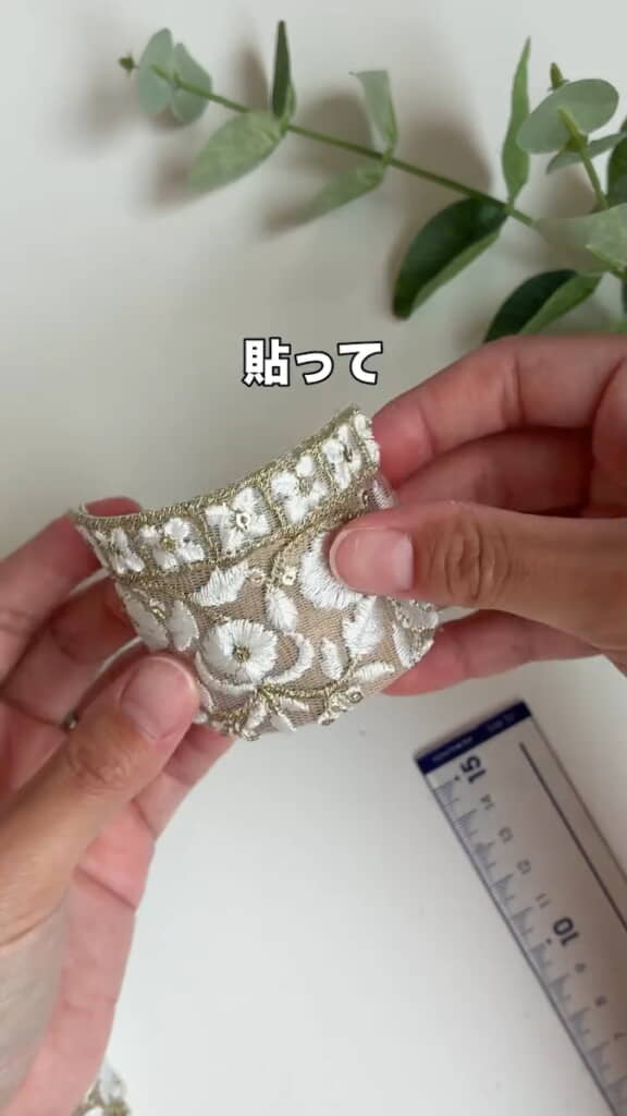 長方形にカットした芯にレースを貼り付ける