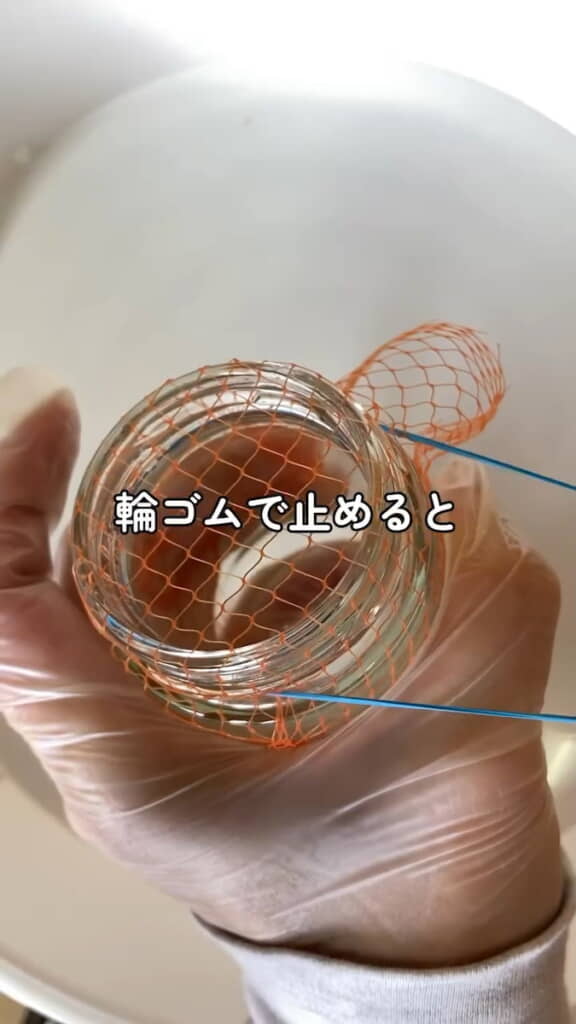 瓶の口に輪ゴムで止めると……