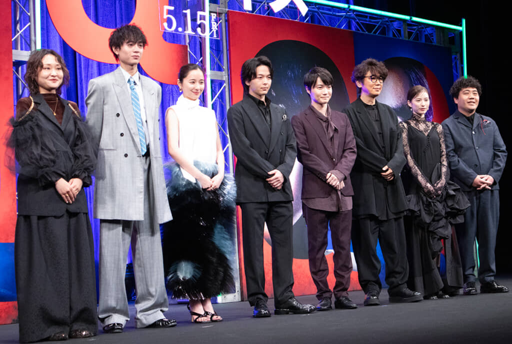 左から、吉住さん、水沢林太郎さん、堀田真由さん、中村倫也さん、神木隆之介さん、ユースケ・サンタマリアさん、白宮みずほさん、福澤重文さん