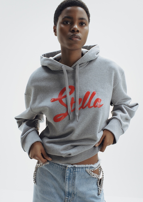 Stella McCartney H&M: フーディー（7999円）、ジーンズ （1万6999円）