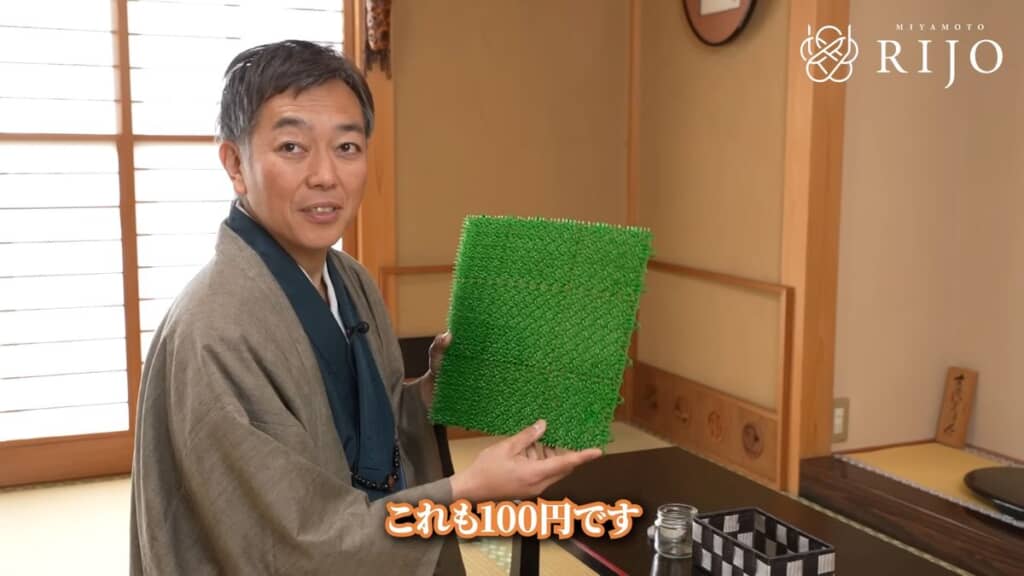 ダイソーで買ってきた収納バスケットとフタ付きのガラス瓶、ジョイント人工芝