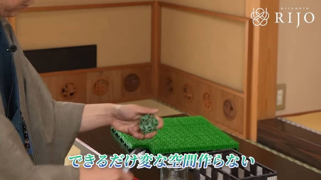 人工芝をキレイに詰めるため細かく切る