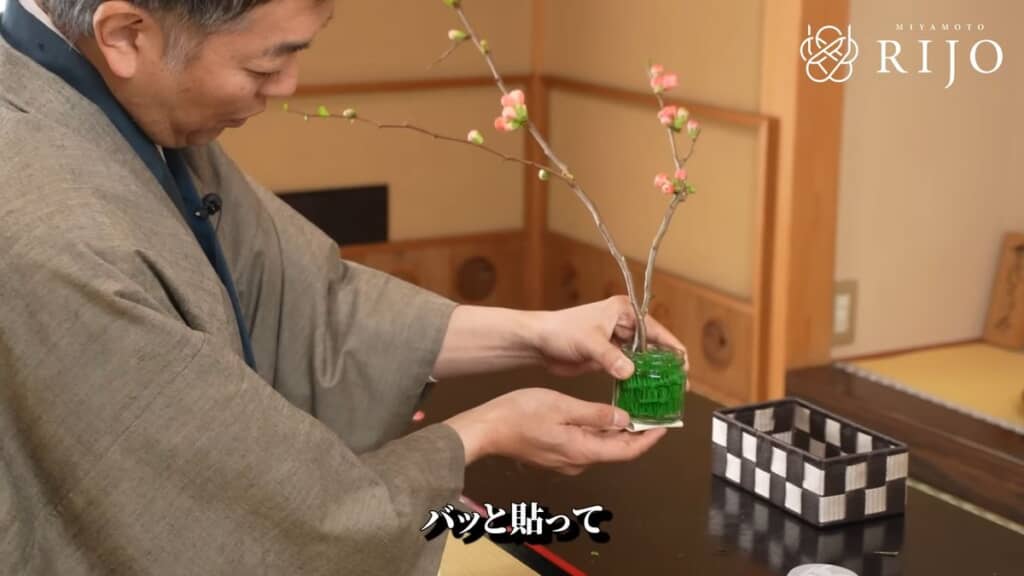 ガムテープを瓶の底に貼る