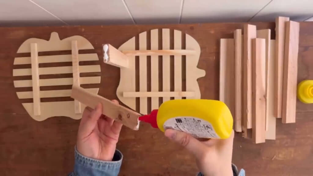 板材の両方の木口に木工用ボンドを塗って鍋敷きに立てていきます