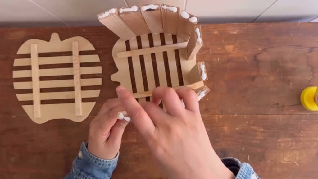 鍋敷きの“りんご”の上側は開けておきます