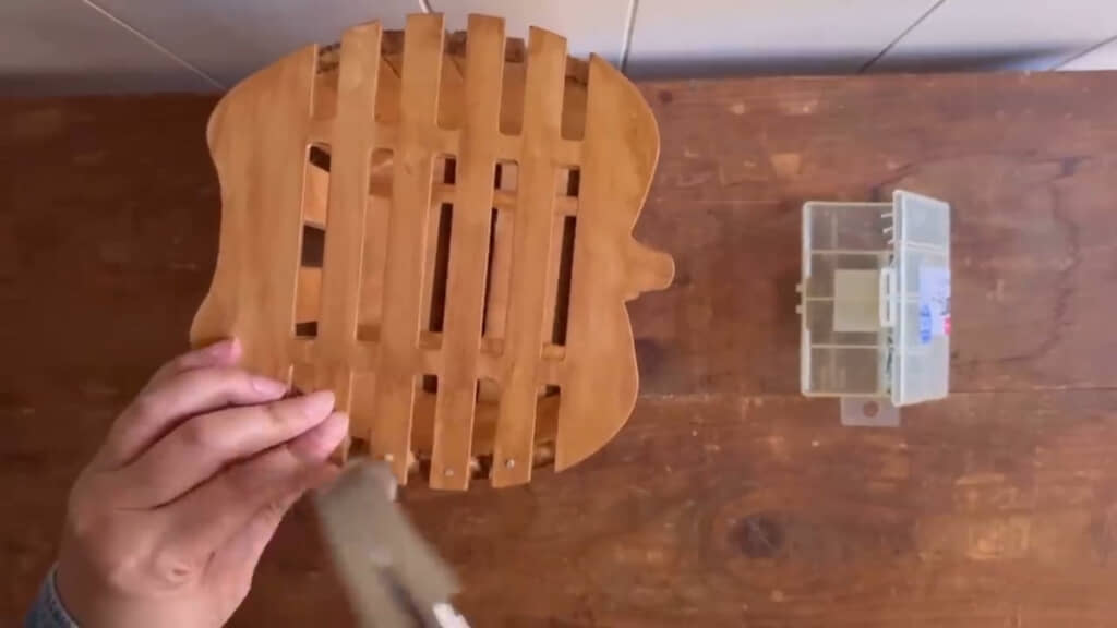 釘を打ってしっかり固定