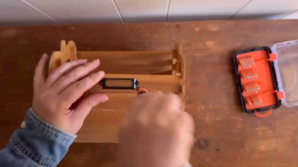 小さめのネームプレートをバスケットの正面の板材にネジ止め