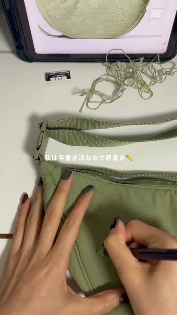 タブレットでデザインしたモチーフを、バッグにチャコパーで描きうつします