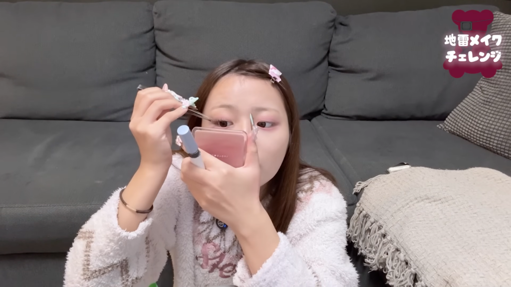 アイメイクは束まつ毛を意識（画像はYouTubeから）