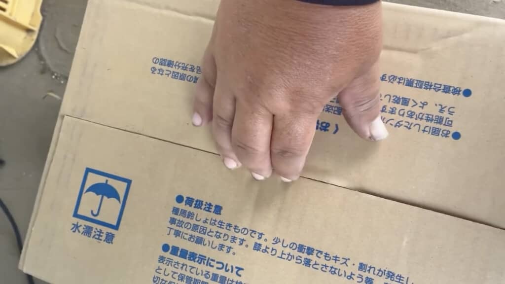 何やら不穏な段ボール箱を発見