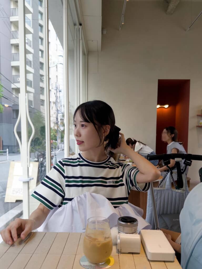 カフェでの横顔