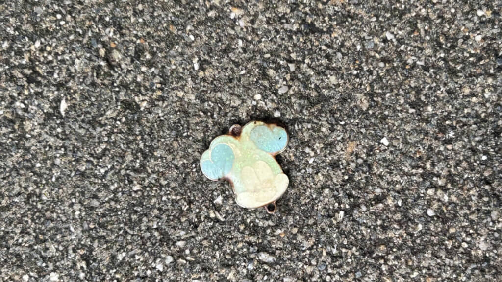 退色でよく分からないものの、どうやらキャラクターグッズの一部