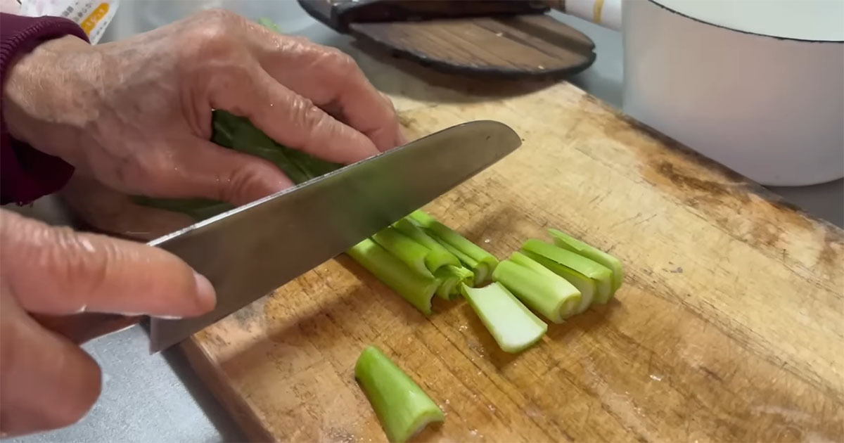 94歳おばあちゃん、孫のためにササッと夕食を作ったら……　「何て幸せな食卓」「包丁さばきもすごい」「仲良しだね」（1/3） | グルメ ねとらぼ