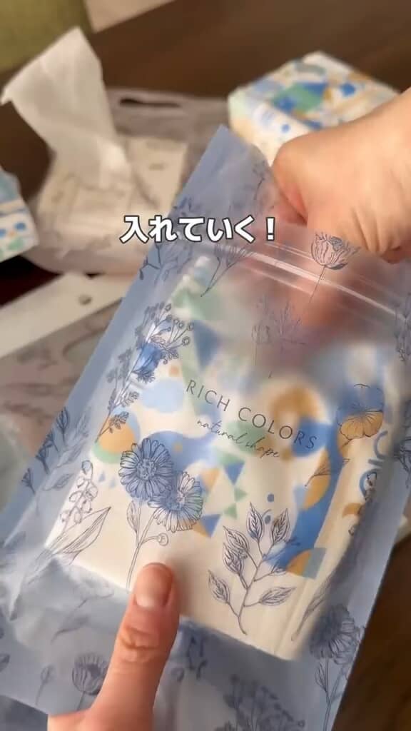 半分に切ったティッシュを入れます