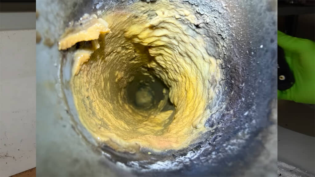 中には油汚れが