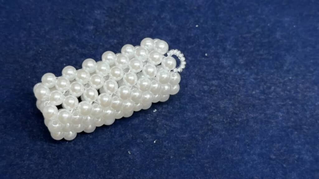 シードビーズでループを作りました