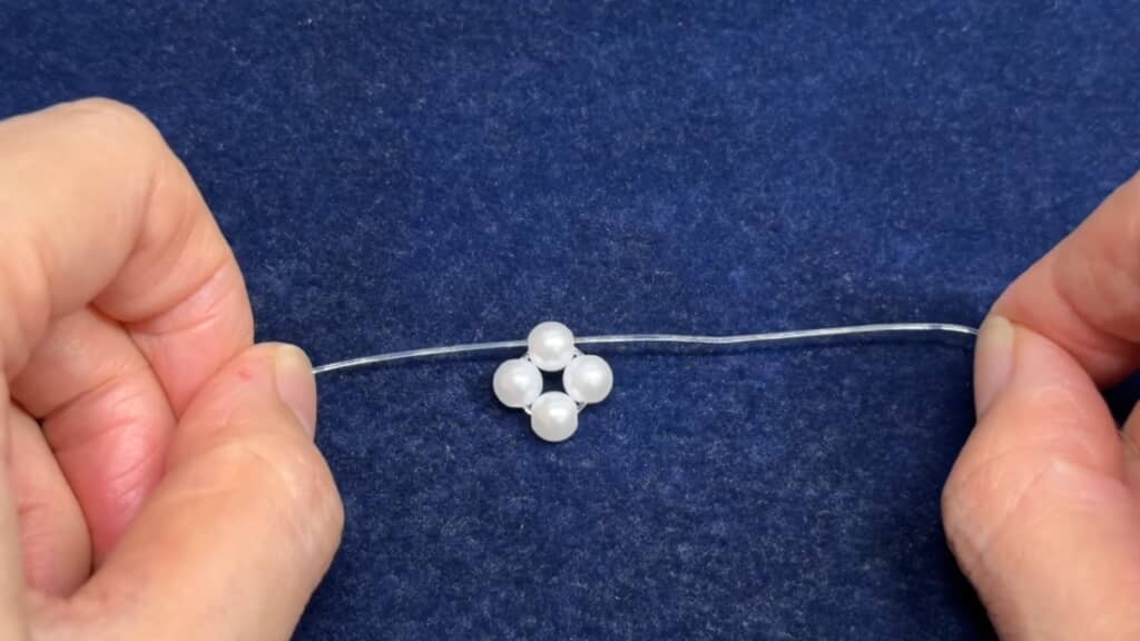 テグス編みで作ります