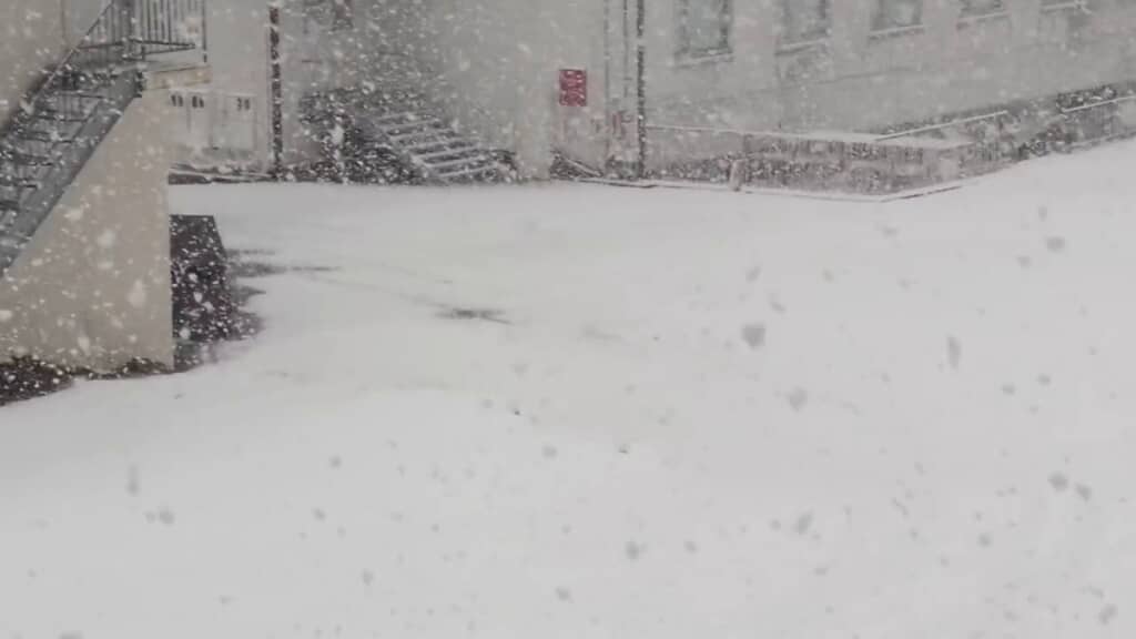 雪が降っている北海道上川町の層雲峡