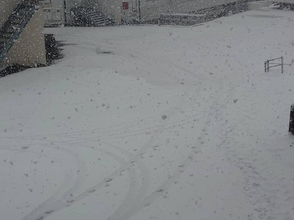 車のタイヤの跡が雪上に残っている層雲峡の景色