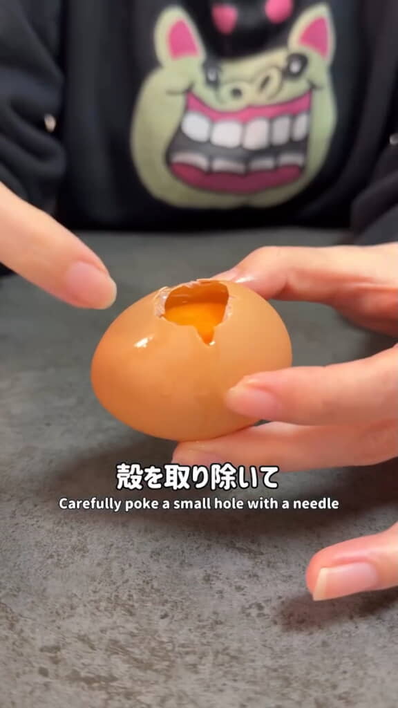 生卵の殻に穴を開ける
