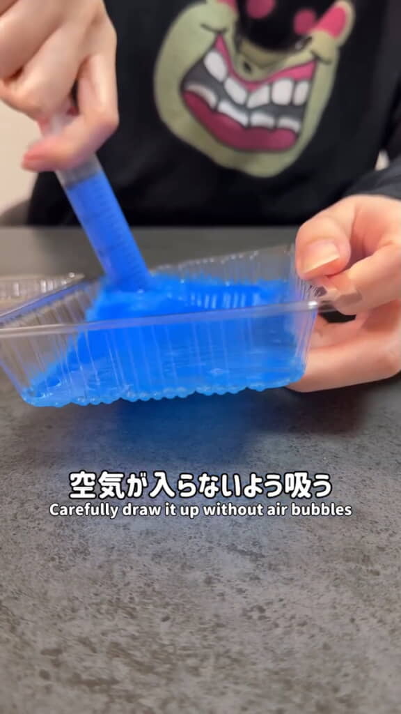 着色した洗濯のりをシリンジで吸い上げる

