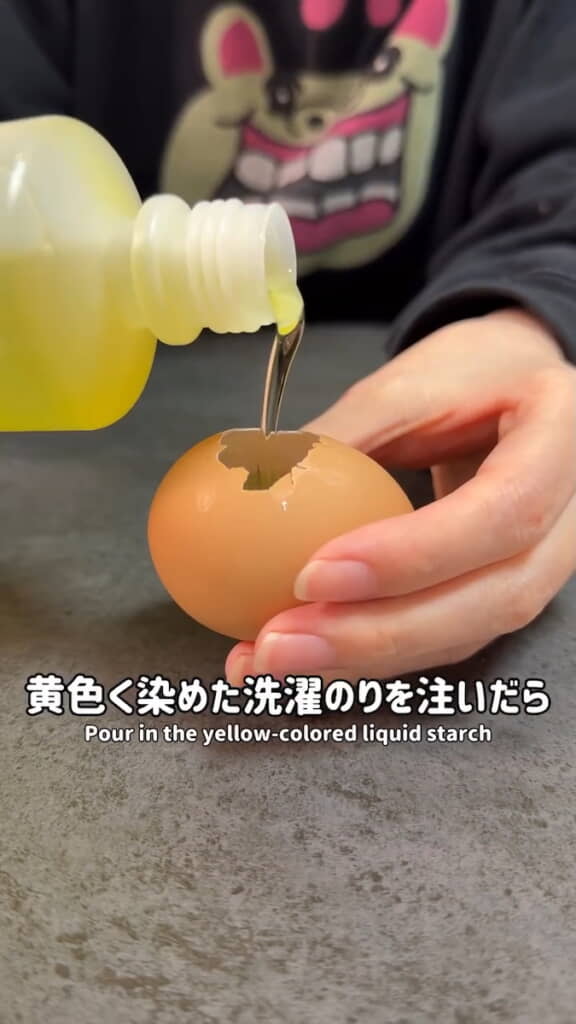 洗濯のりで作った“白身”を注ぐ
