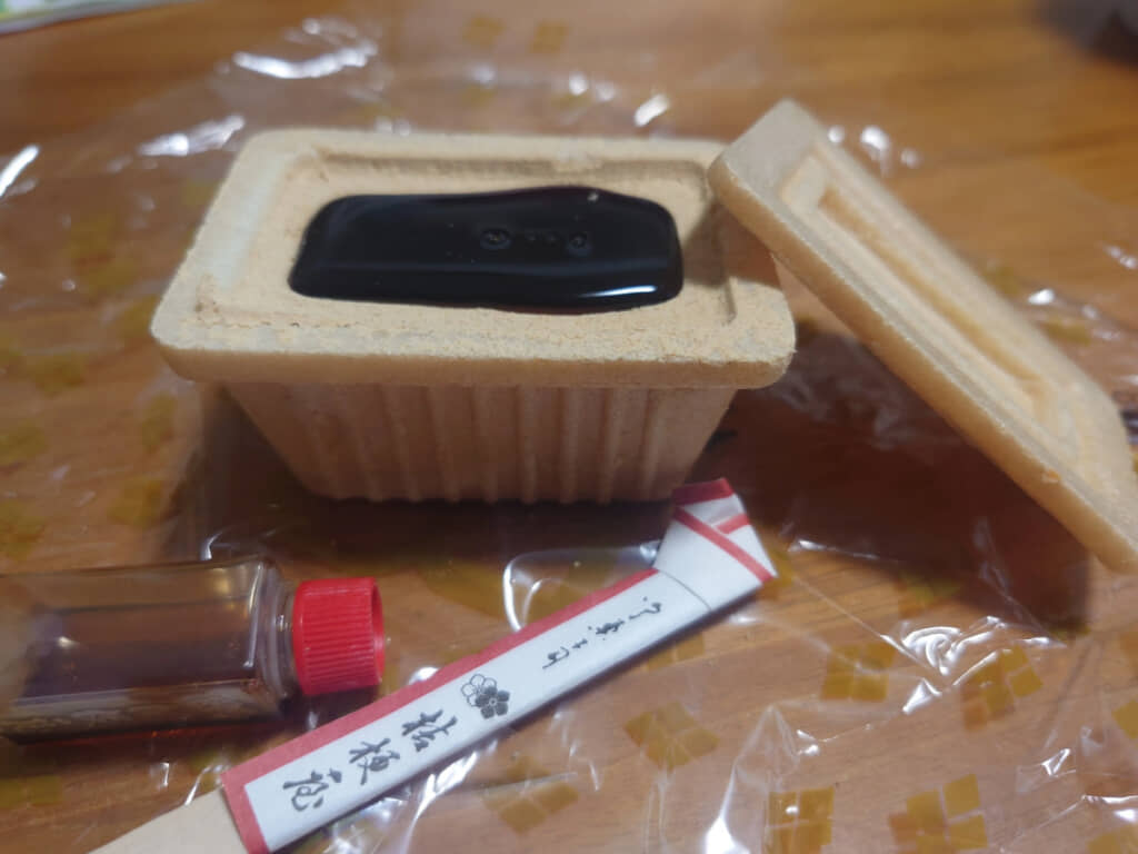 よく見るとフタとカップの色が違うような……？