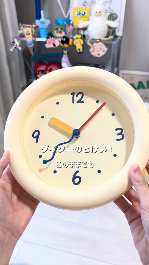 ベースはシンプルな掛け時計