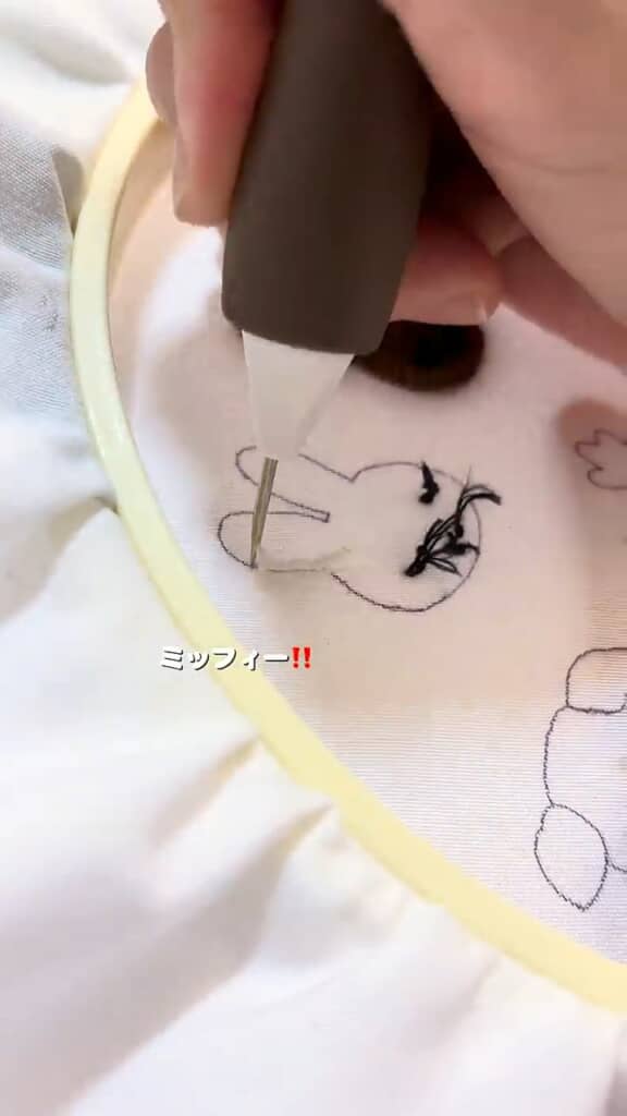 ミッフィー!!　もこもこ！　と、陽気に毛糸を打ち込んでいきます