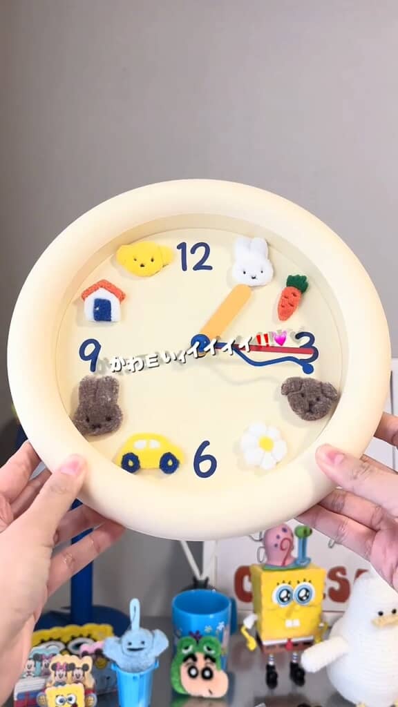 絵本みたいな時計のできあがり。もうすぐ「ミッフィー時スナッフィー分」くらい？