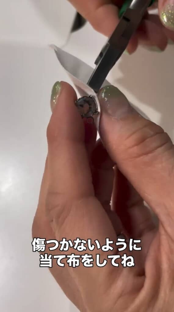 当て布をして爪を折っていく