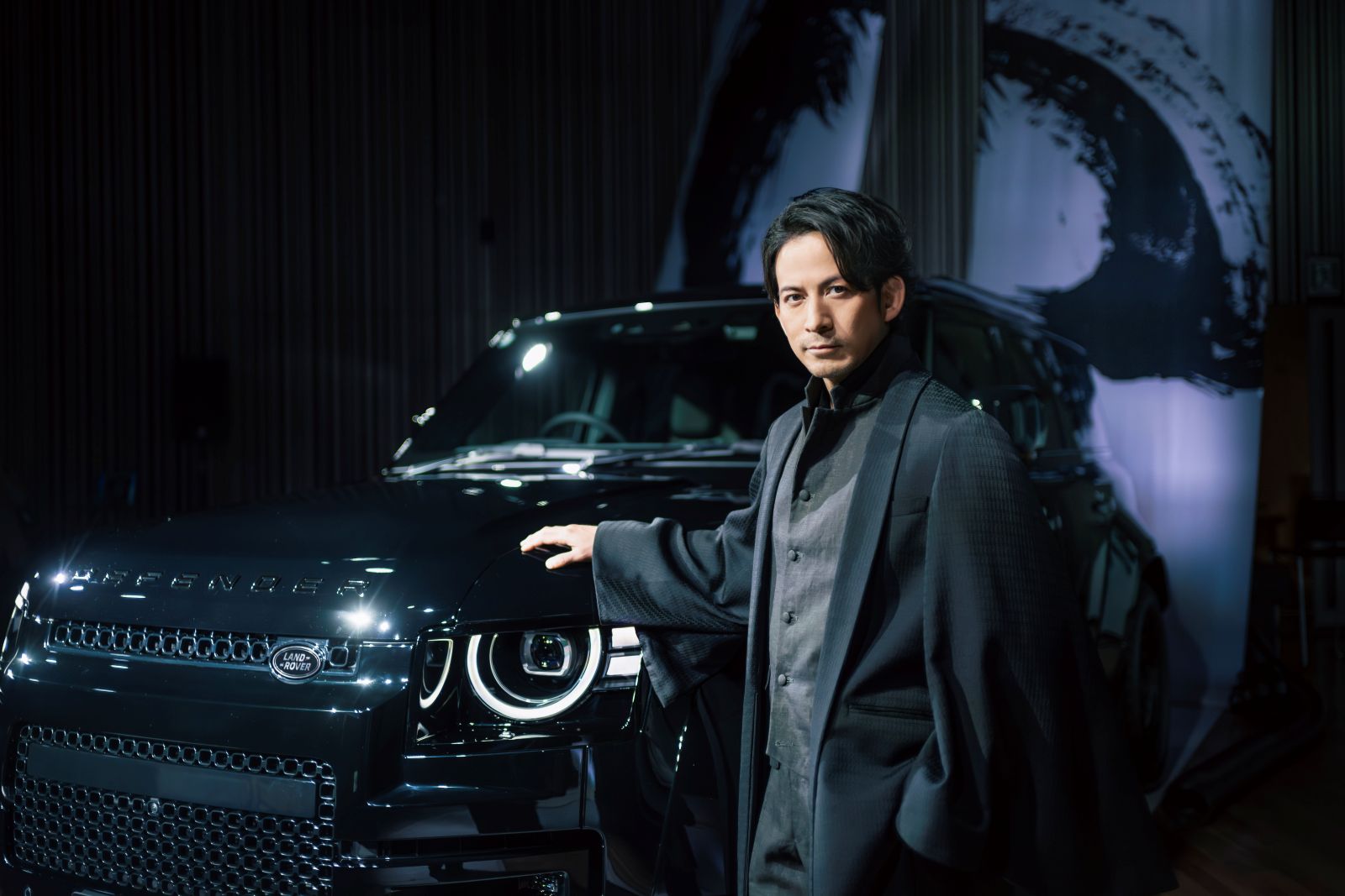 ジャガー「DEFENDER」最新モデル発表イベントレポート　ブランド・アンバサダーに岡田准一さん就任　「運命を感じました」「いつかダカール・ラリーみたいなところに行ってみたい」 | 車 ねとらぼ